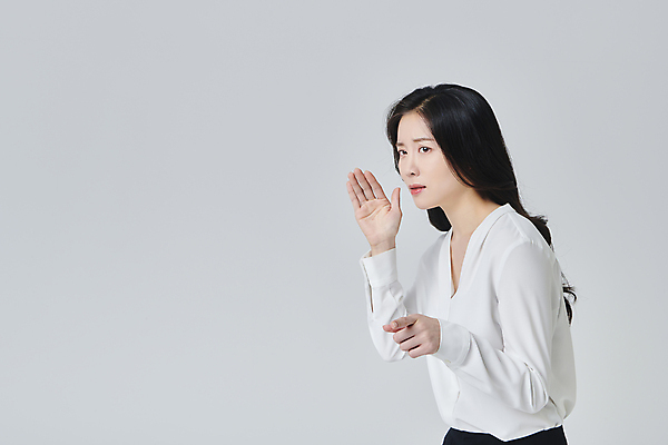 포토 JPG 스튜디오촬영 응시 여자 회색배경 실내 한명 정장 상반신 성인 옆모습 30대 비즈니스라이프 손들기 한국인 가리킴 직장인 비즈니스우먼 귓속말 성인여자한명만 국내포토 직업 1 라이프스타일 시선 옷 뷰포인트 백그라운드 비즈니스 모션 사람 동양인 손짓 내부 장년 회색 여자한명만 성인여자만 파일형식