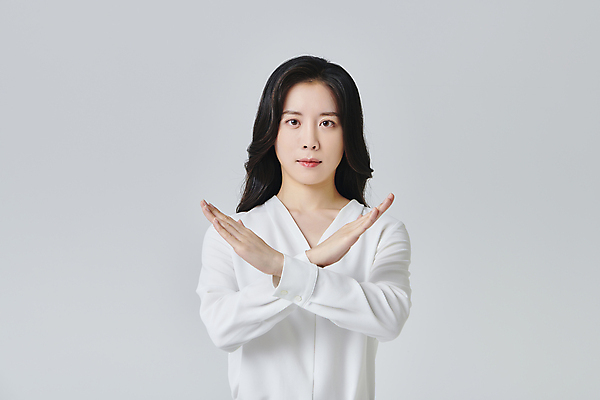 포토 JPG 스튜디오촬영 응시 여자 회색배경 실내 한명 정장 손짓 상반신 성인 앞모습 30대 비즈니스라이프 한국인 직장인 비즈니스우먼 X 거절 성인여자한명만 국내포토 직업 1 라이프스타일 알파벳 시선 옷 뷰포인트 백그라운드 컨셉 비즈니스 모션 사람 동양인 내부 장년 회색 여자한명만 성인여자만 파일형식