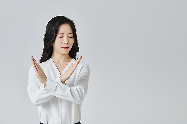 포토 JPG 스튜디오촬영 여자 회색배경 실내 한명 정장 손짓 상반신 성인 앞모습 30대 비즈니스라이프 눈감음 한국인 직장인 비즈니스우먼 X 거절 성인여자한명만 국내포토 직업 1 라이프스타일 알파벳 옷 뷰포인트 백그라운드 컨셉 비즈니스 모션 사람 동양인 내부 장년 회색 여자한명만 성인여자만 파일형식