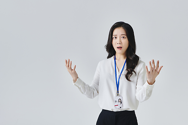 포토 JPG 스튜디오촬영 응시 여자 회색배경 실내 한명 정장 손짓 상반신 성인 앞모습 30대 비즈니스라이프 손들기 한국인 직장인 비즈니스우먼 사원증 성인여자한명만 억울 국내포토 직업 1 라이프스타일 시선 옷 감정 뷰포인트 백그라운드 비즈니스 모션 사람 동양인 내부 장년 회색 여자한명만 성인여자만 파일형식