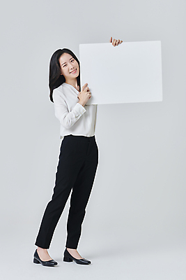 포토 JPG 스튜디오촬영 전신 배너 응시 여자 구두 회색배경 사각프레임 실내 한명 서기 미소 들기 정장 성인 앞모습 30대 비즈니스라이프 한국인 가리킴 직장인 비즈니스우먼 성인여자한명만 국내포토 직업 1 라이프스타일 시선 옷 뷰포인트 신발 비즈니스 모션 프레임 표정 사람 동양인 손짓 내부 장년 사각형 회색 여자한명만 성인여자만 파일형식 도형 컬러 인종 생활 여자만 성인만