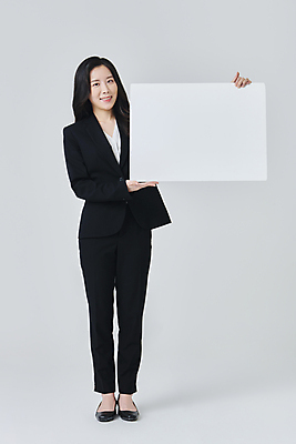 포토 JPG 스튜디오촬영 전신 배너 응시 여자 구두 회색배경 사각프레임 실내 한명 서기 미소 들기 정장 성인 앞모습 30대 비즈니스라이프 한국인 직장인 비즈니스우먼 성인여자한명만 국내포토 직업 1 라이프스타일 시선 옷 뷰포인트 백그라운드 신발 비즈니스 모션 프레임 표정 사람 동양인 내부 장년 사각형 회색 여자한명만 성인여자만 파일형식