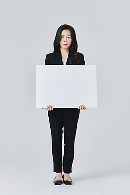 포토 JPG 스튜디오촬영 전신 배너 응시 여자 구두 회색배경 사각프레임 실내 한명 서기 들기 정장 성인 앞모습 30대 비즈니스라이프 한국인 직장인 비즈니스우먼 성인여자한명만 국내포토 직업 1 라이프스타일 시선 옷 뷰포인트 백그라운드 신발 비즈니스 모션 프레임 사람 동양인 내부 장년 사각형 회색 여자한명만 성인여자만 파일형식