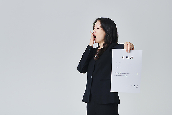 포토 JPG 스튜디오촬영 여자 회색배경 실내 한명 들기 정장 상반신 성인 옆모습 30대 비즈니스라이프 눈감음 한국인 직장인 비즈니스우먼 하품 사표 성인여자한명만 국내포토 직업 1 라이프스타일 옷 뷰포인트 백그라운드 비즈니스 모션 사람 동양인 내부 장년 회색 생리현상 여자한명만 성인여자만 파일형식