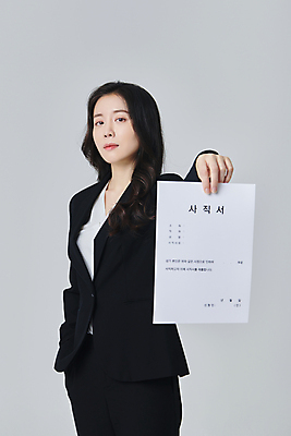 포토 JPG 스튜디오촬영 응시 여자 회색배경 실내 한명 미소 들기 정장 상반신 성인 옆모습 30대 비즈니스라이프 한국인 직장인 비즈니스우먼 주머니손 사표 성인여자한명만 국내포토 직업 1 라이프스타일 시선 옷 뷰포인트 백그라운드 비즈니스 모션 표정 사람 동양인 내부 장년 회색 여자한명만 성인여자만 파일형식