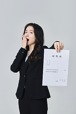 포토 JPG 스튜디오촬영 응시 여자 회색배경 실내 한명 들기 정장 상반신 성인 옆모습 30대 비즈니스라이프 한국인 직장인 비즈니스우먼 하품 사표 성인여자한명만 국내포토 직업 1 라이프스타일 시선 옷 뷰포인트 백그라운드 비즈니스 모션 사람 동양인 내부 장년 회색 생리현상 여자한명만 성인여자만 파일형식