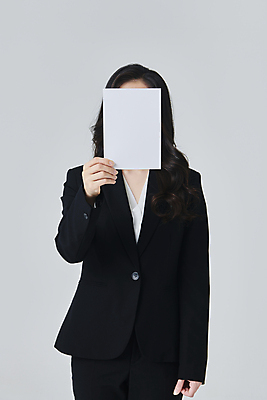 포토 JPG 스튜디오촬영 배너 여자 회색배경 사각프레임 실내 한명 들기 정장 상반신 성인 앞모습 30대 비즈니스라이프 한국인 직장인 비즈니스우먼 얼굴가리기 성인여자한명만 국내포토 직업 1 라이프스타일 옷 뷰포인트 백그라운드 비즈니스 모션 프레임 사람 동양인 내부 장년 사각형 회색 가림 여자한명만 성인여자만 파일형식