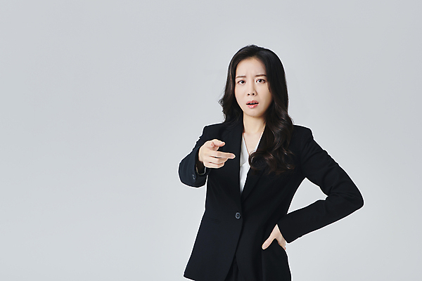 포토 JPG 스튜디오촬영 응시 여자 허리손 회색배경 실내 한명 정장 손짓 상반신 성인 앞모습 30대 비즈니스라이프 한국인 분노 가리킴 직장인 비즈니스우먼 찡그림 성인여자한명만 국내포토 직업 1 라이프스타일 시선 옷 감정 뷰포인트 포즈 백그라운드 비즈니스 모션 표정 사람 동양인 내부 장년 회색 여자한명만 성인여자만 파일형식
