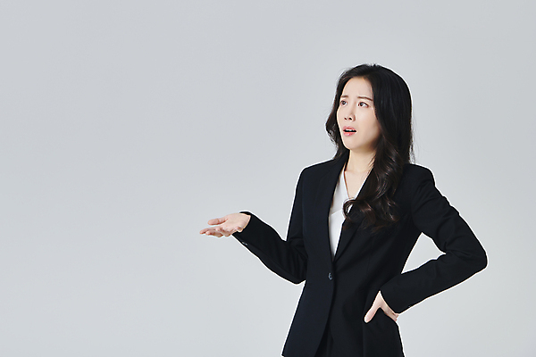 포토 JPG 스튜디오촬영 응시 여자 허리손 회색배경 실내 한명 정장 손짓 상반신 성인 앞모습 30대 비즈니스라이프 손들기 한국인 분노 직장인 비즈니스우먼 찡그림 성인여자한명만 국내포토 직업 1 라이프스타일 시선 옷 감정 뷰포인트 포즈 백그라운드 비즈니스 모션 표정 사람 동양인 내부 장년 회색 여자한명만 성인여자만 파일형식