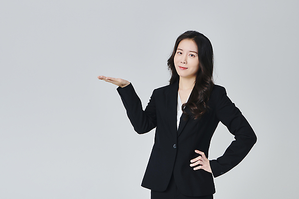 포토 JPG 스튜디오촬영 응시 여자 허리손 회색배경 실내 한명 미소 정장 상반신 성인 앞모습 30대 비즈니스라이프 손들기 한국인 가리킴 직장인 비즈니스우먼 성인여자한명만 국내포토 직업 1 라이프스타일 시선 옷 뷰포인트 포즈 백그라운드 비즈니스 모션 표정 사람 동양인 손짓 내부 장년 회색 여자한명만 성인여자만 파일형식