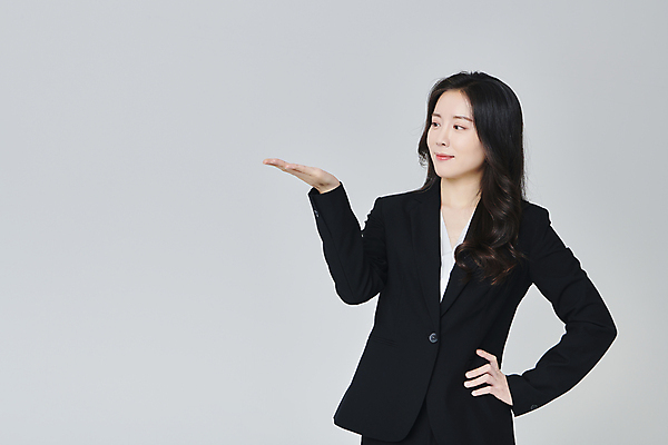 포토 JPG 스튜디오촬영 응시 여자 허리손 회색배경 실내 한명 미소 정장 상반신 성인 앞모습 30대 비즈니스라이프 손들기 한국인 가리킴 직장인 비즈니스우먼 성인여자한명만 국내포토 직업 1 라이프스타일 시선 옷 뷰포인트 포즈 백그라운드 비즈니스 모션 표정 사람 동양인 손짓 내부 장년 회색 여자한명만 성인여자만 파일형식