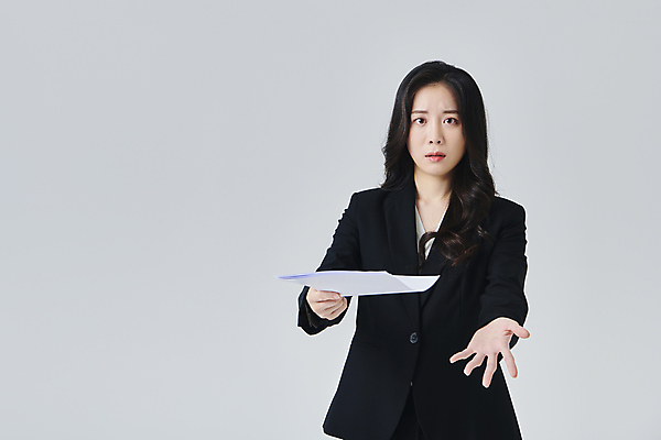 포토 JPG 스튜디오촬영 응시 여자 종이 회색배경 실내 한명 들기 정장 손짓 상반신 성인 앞모습 30대 비즈니스라이프 한국인 분노 직장인 비즈니스우먼 찡그림 문서 성인여자한명만 국내포토 직업 1 라이프스타일 시선 옷 감정 뷰포인트 백그라운드 비즈니스 모션 표정 사람 동양인 내부 장년 회색 여자한명만 성인여자만 파일형식