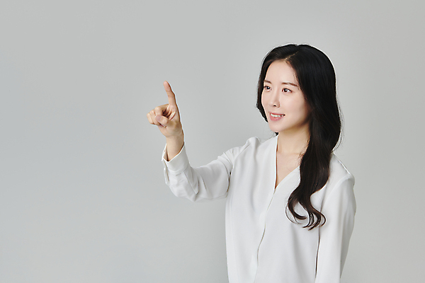 포토 JPG 스튜디오촬영 응시 여자 회색배경 실내 한명 미소 정장 상반신 성인 옆모습 30대 비즈니스라이프 손들기 한국인 가리킴 직장인 비즈니스우먼 성인여자한명만 국내포토 직업 1 라이프스타일 시선 옷 뷰포인트 백그라운드 비즈니스 모션 표정 사람 동양인 손짓 내부 장년 회색 여자한명만 성인여자만 파일형식