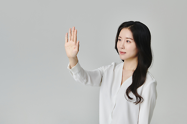 포토 JPG 스튜디오촬영 응시 여자 회색배경 실내 한명 미소 정장 상반신 성인 옆모습 30대 비즈니스라이프 한국인 직장인 비즈니스우먼 손내밀기 성인여자한명만 국내포토 직업 1 라이프스타일 시선 옷 뷰포인트 백그라운드 비즈니스 표정 사람 동양인 손짓 내부 장년 회색 여자한명만 성인여자만 파일형식