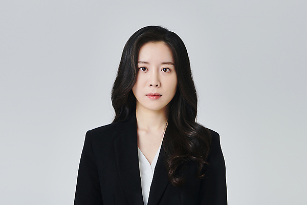 포토 JPG 스튜디오촬영 응시 여자 회색배경 실내 무표정 한명 정장 상반신 성인 앞모습 30대 비즈니스라이프 한국인 직장인 비즈니스우먼 성인여자한명만 국내포토 직업 1 라이프스타일 시선 옷 감정 뷰포인트 백그라운드 비즈니스 표정 사람 동양인 내부 장년 회색 여자한명만 성인여자만 파일형식