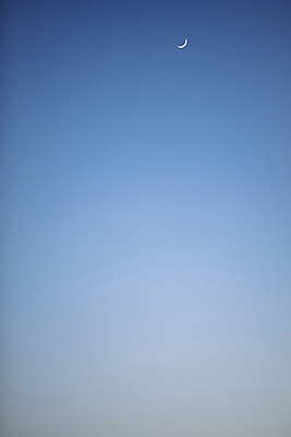 포토 JPG 밤하늘 서울 사람없음 야외 야간 초승달 초저녁 퇴근길 국내포토 자연요소 하늘 한국 달 저녁 퇴근 파일형식