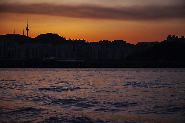 포토 JPG 구름 실루엣 물결 하늘 서울 풍경 사람없음 야외 일몰 야간 한강 남산타워 여름밤 국내포토 자연요소 한국 촬영기법 여름 노을 남산 랜드마크 파일형식