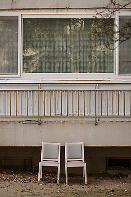 포토 JPG 주간 의자 창문 휴식 아파트 서울 풍경 사람없음 야외 두개 배려 국내포토 자연요소 가구 컨셉 2 주택 한국 파일형식