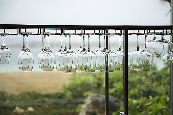 포토 JPG 주간 바다 와인잔 휴식 매달리기 해변 사람없음 야외 아웃포커스 인테리어 거치대 오키나와 와인바 국내포토 자연요소 디자인 컨셉 술잔 모션 촬영기법 일본 파일형식