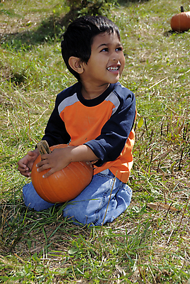 포토 JPG 해외이미지 전통 라이프스타일 계절 남자 행복 아들 어린이 포즈 밭 부분 가족 놀이 호박 휴가 한명 소년 야외 농장 축제 활발 할로윈 추위 수확 시간 선택 11월 10월 걸음마 캡모자 해외포토 모자_잡화 1 감정 컨셉 농업 채소 관계 모션 사람 생활 날짜 파일형식 이미지허브