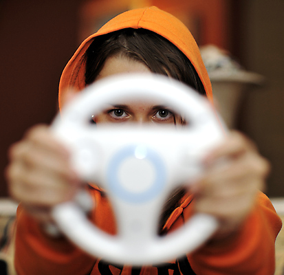 포토 JPG 해외이미지 성공 주택 한명 미소 10대 친구 소파 경쟁 우승 결심 집중 흥분 동영상 중독 대회 비디오게임 표현성 해외포토 1 감정 컨셉 의자 관계 청소년 표정 사람 건물 게임 최고 파일형식 이미지허브