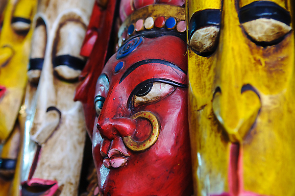 포토 JPG 해외이미지 아시아 종교 문화 얼굴 벽 불교 매달리기 가면 미술 사람 동양인 사람없음 빨간색 노란색 상점 그리기 영혼 시장 악마 인도인 심볼 동쪽 카트만두 힌두교 해외포토 외국인 나라 컬러 모션 문화예술 인종 신체부위 방향 네팔 파일형식 이미지허브