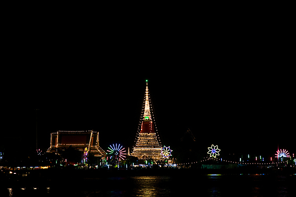 포토 JPG 해외이미지 아시아 종교 문화 불교 건축양식 태국 동양인 사람없음 장식 물 빛 강 반사 탑 검은색 축제 어둠 흰색 사찰 야간 방콕 사리탑 해외포토 자연요소 건축물 건축 나라 컬러 종교건축 인종 파일형식 이미지허브