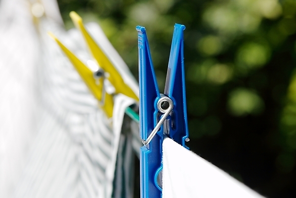 포토 JPG 해외이미지 옷 선 밧줄 가사 주택 건조 집게 사람없음 야외 정원 맑음 봄 활발 흰색 직물 신선 업무 코드 씻기 빨래 빨랫줄 옷걸이 드라이어 묘사 강렬 뒤뜰 위생관리 해외포토 계절 줄 컬러 컨셉 날씨 관리 건물 청결 미용용품 작업 파일형식 이미지허브