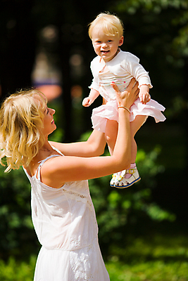 포토 JPG 해외이미지 백인 응시 시선 공원 딸 어린이 2 통신 가족 놀이 엄마 친절 함께함 미소 웃음 사람 초원 야외 두명 여름 맑음 흰색 자녀 잡기 도시 호기심 흥분 월 걸음마 관심 돌봄 직진 해외포토 서양인 계절 공공시설 감정 컬러 컨셉 관계 모션 날씨 표정 날짜 파일형식 이미지허브
