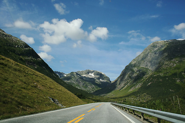 포토 JPG 해외이미지 나무 공원 유럽 도로 길 선 여행 곡선 교통시설 자동차 자연 하늘 휴가 산 거리 노르웨이 사람없음 야외 초록색 파란색 여행객 운전 시골 고속도로 보행로 숲 언덕 루트 방법 해외포토 식물 공공시설 나라 육상교통 컬러 교통 모션 사람 시설 생태계 파일형식 이미지허브