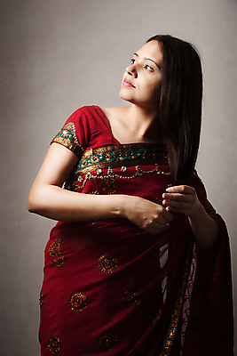 포토 JPG 해외이미지 모델 헤어스타일 손 응시 드레스 여자 행복 포즈 관리 한명 미소 동양인 검은색 흰색 표현 고급 인도인 만족 돌봄 스타일링 스타일 해외포토 외국인 1 시선 옷 감정 컬러 컨셉 모션 표정 사람 인종 신체부위 파일형식 이미지허브