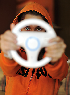 포토 JPG 해외이미지 성공 주택 한명 미소 10대 친구 소파 경쟁 우승 결심 집중 흥분 동영상 중독 대회 비디오게임 표현성 해외포토 1 감정 컨셉 의자 관계 청소년 표정 사람 건물 게임 최고 파일형식 이미지허브