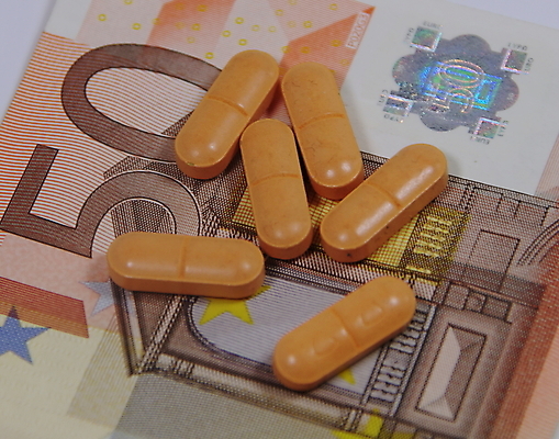 포토 JPG 해외이미지 지폐 돈 건강 사람없음 알약 약 건강관리 고통 의사 유로 약국 조제 보충 비용 해외포토 감정 의학 관리 경제 의료진 재산 만들기 파일형식 이미지허브