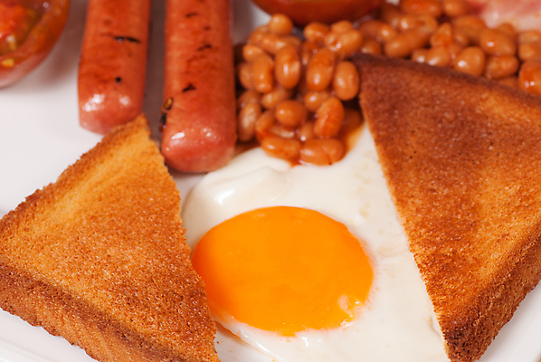 포토 JPG 해외이미지 콩 실내 사람없음 소시지 아침식사 계란프라이 식빵 흰배경 토스트 해외포토 빵 백그라운드 곡류 내부 식사 흰색 가공식품 계란요리 파일형식 이미지허브