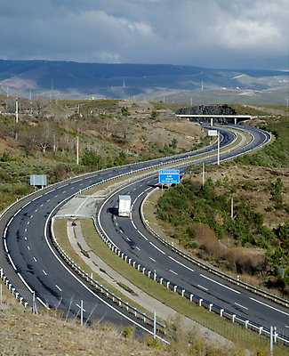 포토 JPG 해외이미지 구름 공원 유럽 도로 길 선 여행 백그라운드 컨셉 교통시설 자연 하늘 산 풍경 사람없음 초록색 우주 검은색 운전 시골 오픈 고속도로 스페인 큼 아스팔트 방향 언덕 짐차 수평선 해외포토 자연요소 공공시설 나라 컬러 교통 모션 자동차 크기 시설 생태계 파일형식 이미지허브