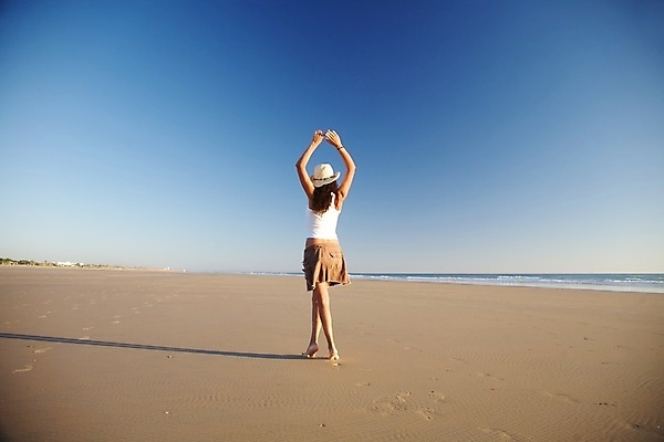 포토 JPG 해외이미지 라이프스타일 여자 행복 유럽 모래 바다 포옹 자연 휴가 한명 야외 물 파란색 치마 갈색 산책 춤 스페인 발자국 밟기 환영 밀짚 대서양 안달루시아 수평선 해외포토 자연요소 1 감정 나라 컬러 자국 안기 모션 하의 문화예술 휴식 사람 생활 짚 생태계 파일형식 이미지허브