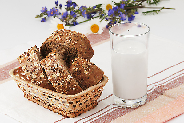 포토 JPG 해외이미지 꽃 실내 사람없음 바구니 우유 식탁보 흰배경 담기 우유잔 통밀빵 해외포토 식물 빵 백그라운드 모션 잔 유제품 내부 흰색 파일형식 이미지허브