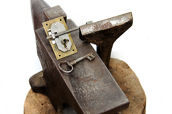 포토 JPG 해외이미지 산업 컨셉 열쇠 손잡이 안전 사람없음 문 금속 펼침 골동품 오픈 클래식 철 심볼 잠금 열쇠구멍 작업도구 보안장치 구식 옛날 철강 뺏기 해외포토 모션 재질 장비 도구 보안 파일형식 이미지허브