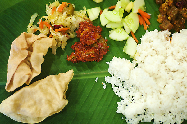 포토 JPG 해외이미지 전통 접시 아시아 백그라운드 잎 채소 고추 밥 오이 건조 바나나 건강 육류 어류 요리 동양인 인종 사람없음 컵 식당 식사 샐러드 뜨거움 사발 저녁 인도인 향신료 매움 피클 카레 남쪽 말레이시아 마살라 채식주의자 비건 해외포토 외국인 식물 식기 나라 음식 과일 식재료 사람 상점 수중동물 사기그릇 맛 야간 방향 채식 절임 향미료 파일형식 이미지허브