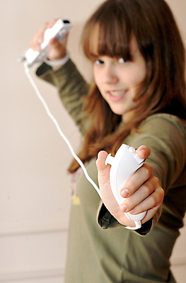 포토 JPG 해외이미지 성공 주택 한명 미소 10대 친구 소파 경쟁 우승 결심 집중 흥분 동영상 중독 대회 비디오게임 표현성 해외포토 1 감정 컨셉 의자 관계 청소년 표정 사람 건물 게임 최고 파일형식 이미지허브