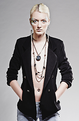 포토 JPG 해외이미지 모양 여자 얼굴 실내 한명 사람 빛 금발 뷰티 머리 유행 해외포토 1 헤어스타일 내부 신체부위 파일형식 이미지허브