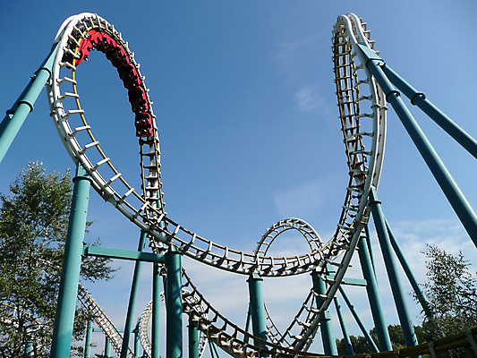 포토 JPG 해외이미지 공원 어린이 포즈 곡선 하늘 휴가 프레임 사람 사람없음 여름 파란색 금속 놀이공원 도전 원형 고리 승차 무서움 속도 흥분 머리위 롤러 공평 비명 테마 해외포토 도형 계절 공공시설 감정 선 컬러 모션 재질 테마파크 파일형식 이미지허브