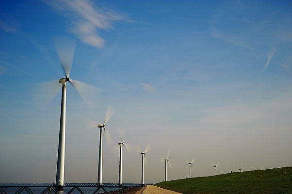 포토 JPG 해외이미지 도로 길 호수 바다 자연 하늘 사람없음 초록색 물 파란색 환경 탑 금속 힘 재활용 풍차 발전기 에너지 흰색 칼날 프로펠러 회전 유지 돛대 방앗간 돌리기 생태학 해외포토 자연요소 건축물 교육 컬러 교통시설 모션 재질 발전소 친환경 생태계 파일형식 이미지허브