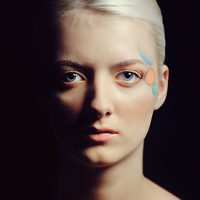 포토 JPG 해외이미지 모양 여자 얼굴 실내 한명 사람 빛 금발 뷰티 머리 유행 해외포토 1 헤어스타일 내부 신체부위 파일형식 이미지허브