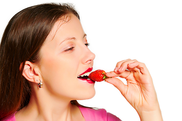 포토 JPG 해외이미지 1 손 여자 열매 음식 과일 딸기 건강 한명 웃음 사람 빨간색 립스틱 입 달콤 맛 치아 먹기 입술 토막 수유 유일 해외포토 식물 컬러 컨셉 모션 표정 신체부위 화장품 소화기관 파일형식 이미지허브
