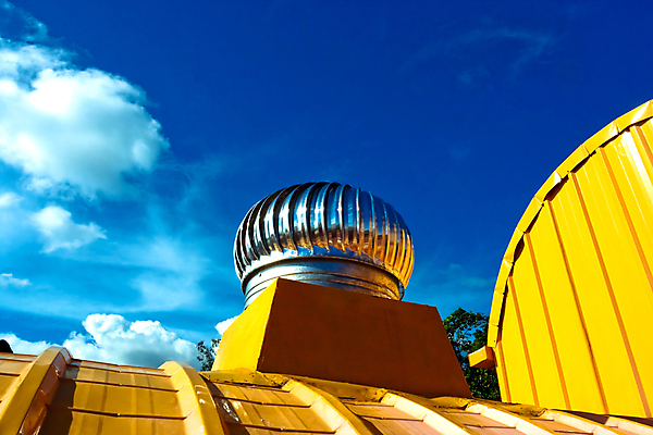 포토 JPG 해외이미지 산업 이동 하늘 지붕 벽돌 굴뚝 사람없음 건물 세로 파란색 노란색 쌓기 금속 검은색 회색 뜨거움 분위기 정상 가스 시스템 배기가스 해외포토 건축물 컬러 컨셉 모션 재질 파일형식 이미지허브