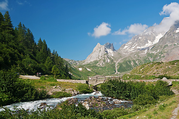 포토 JPG 해외이미지 나무 식물 구름 공원 유럽 길 여행 자연 하늘 산 풍경 사람없음 야외 목재 초록색 물 여름 파란색 강 햇빛 계곡 이탈리아 바위 신선 개울 빙하 알프스 암초 통과 내추럴 해외포토 자연요소 계절 공공시설 나라 컬러 재료 태양 돌_바위 생태계 파일형식 이미지허브