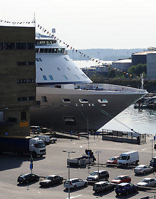 포토 JPG 해외이미지 산업 바다 교통시설 자동차 항해 스웨덴 사람 사람없음 물 금융 강 항구 화물 컨테이너 주차 조선소 창고 기중기 무역 함선 상업 탱크 연료 수납 짐차 포트 부둣가 로딩 스칸디나비아 스톡홀름 유조선 터미널 해외포토 자연요소 육상교통 교통 배_교통 북유럽 경제 운송업 중장비 시설 파일형식 이미지허브