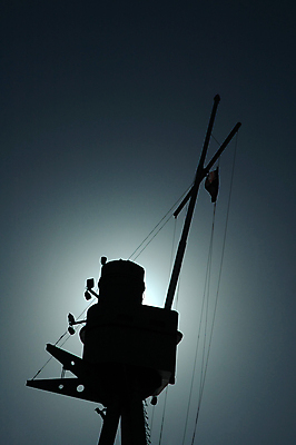 포토 JPG 해외이미지 실루엣 밧줄 파도 바다 하늘 항해 사람없음 파란색 탑 보트 큼 신호 함선 방송 스카이라인 돛대 송신기 해외포토 건축물 줄 컬러 배_교통 촬영기법 크기 파일형식 이미지허브