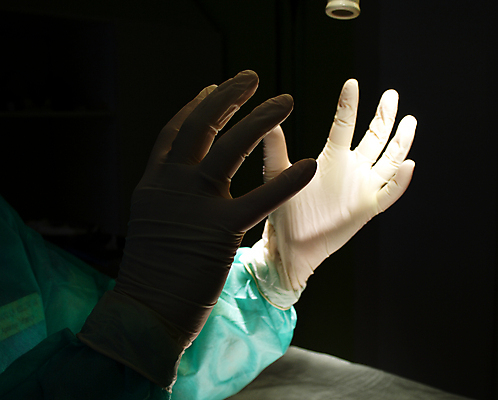 포토 JPG 해외이미지 직업 장갑 2 통신 노동자 건강 병원 관리 말하기 마스크 사람 성인 사람없음 초록색 약 의사 코트 수술 닫기 중앙 보호 준비 외과 돌봄 라텍스 살균 해외포토 잡화 컬러 컨셉 의학 모션 치료 외투 의료진 파일형식 이미지허브